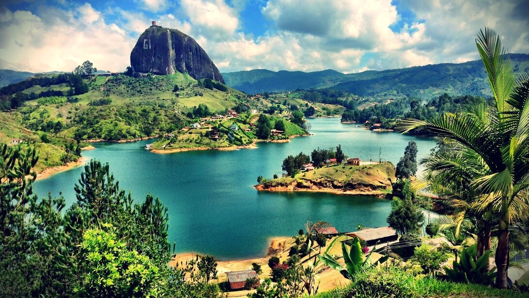 La-Piedra-del-Penon-de-Guatape-al-fondo